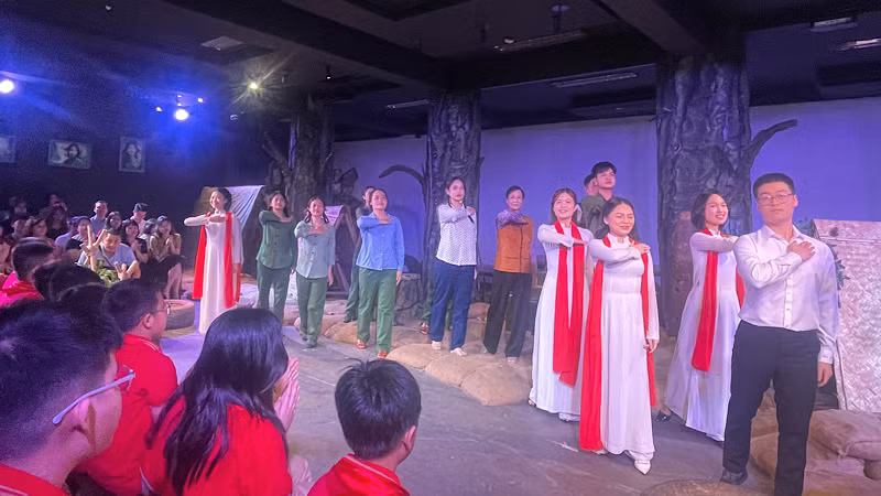 Chương trình "Một thời hoa lửa" kết hợp các tiết mục văn nghệ và các hoạt cảnh hấp dẫn.