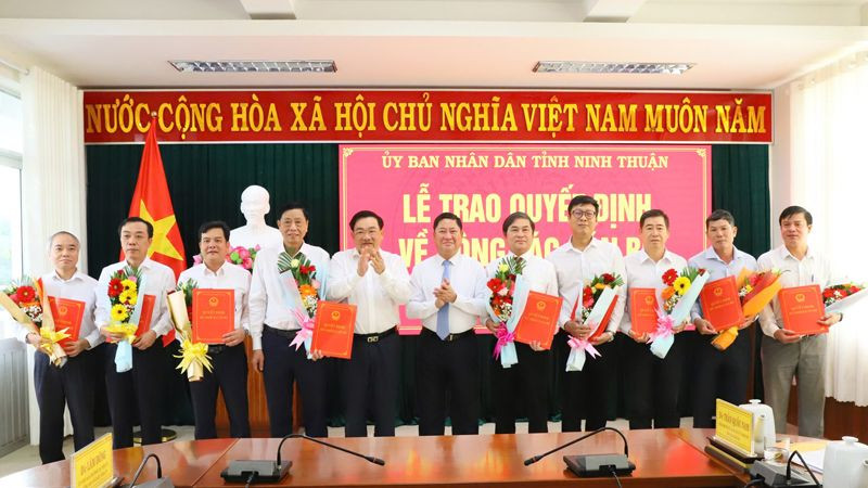 Lãnh đạo Ủy ban nhân dân tỉnh Ninh Thuận trao quyết định bổ nhiệm chức vụ lãnh đạo chủ chốt sau khi hợp nhất các sở, ngành cho những cán bộ được bổ nhiệm. (Ảnh: NGUYỄN TRUNG)