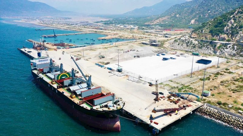 Tàu African Blue Crane cập cảng biển tổng hợp Cà Ná an toàn (Ảnh: NGUYỄN TRUNG)