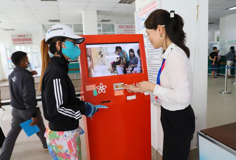 Bộ phận chăm sóc khách hàng ứng dụng công nghệ số giúp bệnh nhân cập nhật thông tin khi đến bệnh viện.