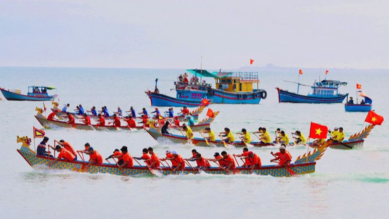 Các đội đua vào cuộc tranh tài. (Ảnh: NGUYỄN TRUNG)
