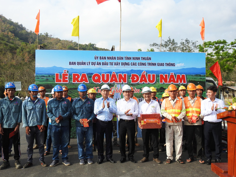 Lãnh đạo Tỉnh ủy, Hội đồng nhân dân và Ủy ban nhân dân tỉnh Ninh Thuận tặng quà đầu năm 2024 và động viên các đơn vị thi công nỗ lực hoàn thành dự án đúng kế hoạch.