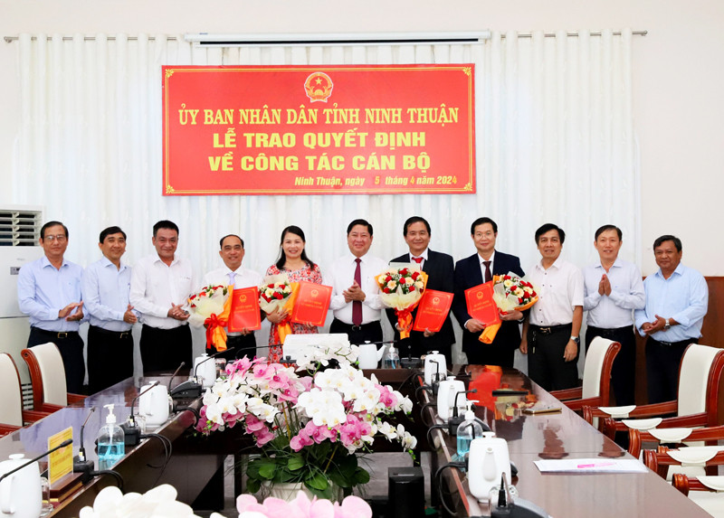 Lãnh đạo ủy ban nhân tỉnh cùng lãnh đạo Đài Phát thanh và Truyền hình tỉnh; Sở Y tế tặng hoa chúc mừng 4 cán bộ vừa được bổ nhiệm giữ các chức vụ chủ chốt của đơn vị, ngành mình.
