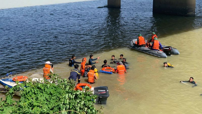 Lực lượng chức năng tổ chức tìm kiếm và vớt được thi thể hai nạn nhân.