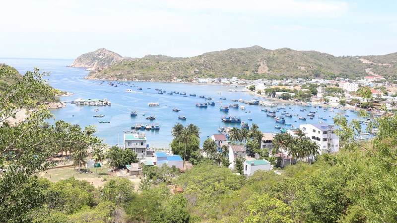 Vịnh Vĩnh Hy thuộc xã Vĩnh Hải, huyện Ninh Hải (Ninh Thuận) mang vẻ đẹp hoang sơ, hùng vĩ được du khách bình chọn là thiên đường biển xanh, là một trong bốn vịnh đẹp nhất Việt Nam.