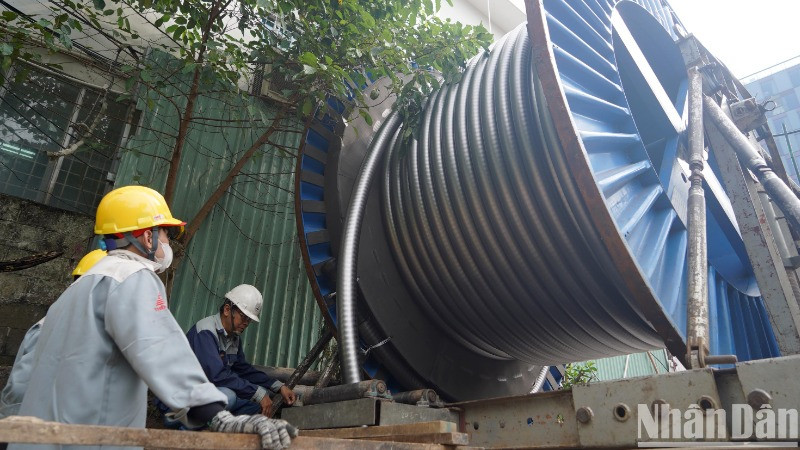 Các kỹ sư tất bật thi công tuyến cáp ngầm cao thế 110KV phục vụ xây dựng nhà ga S2-Tao Đàn thuộc dự án xây dựng tuyến tàu điện ngầm số 2. 