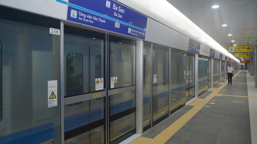 Trong ngày đầu đi vào hoạt động, tuyến metro số 1 Thành phố Hồ Chí Minh (Bến Thành-Suối Tiên) đón 150.000 lượt hành khách.