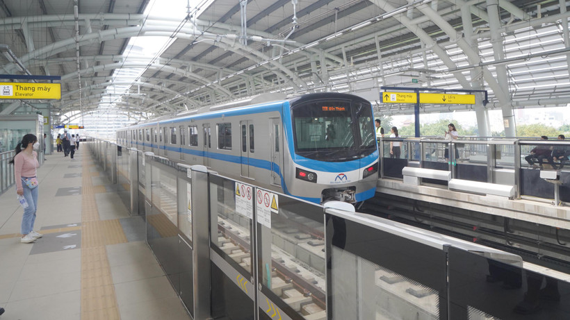 Người dân trải nghiệm tuyến Metro số 1 vận hành chính thức .