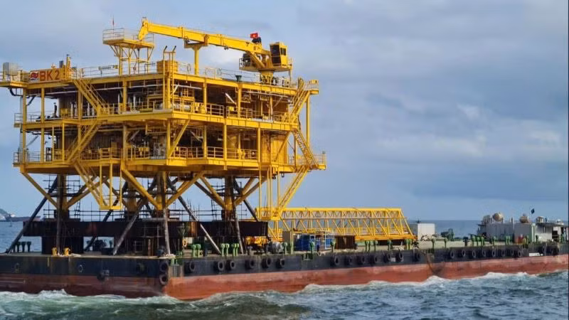 Khối thượng tầng giàn BK-23 được lai dắt đi lắp đặt biển. (Ảnh: Vietsovpetro)