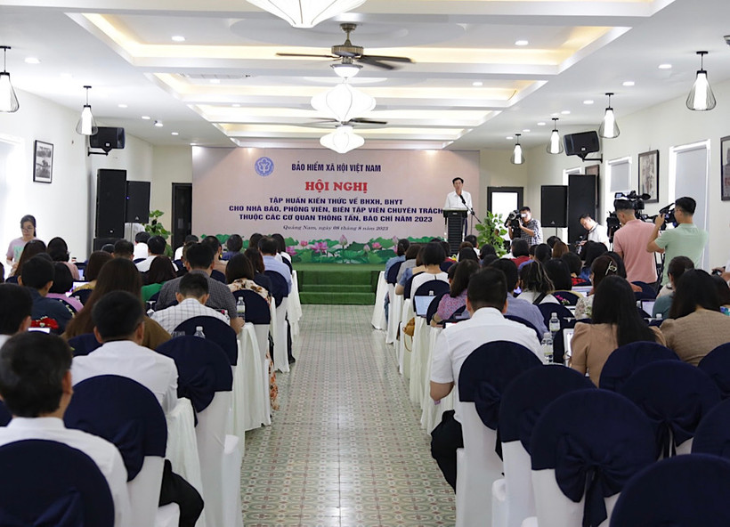 Toàn cảnh hội nghị tập huấn cho đội ngũ nhà báo, phóng viên, biên tập viên chuyên trách bảo hiểm xã hội, bảo hiểm y tế. 