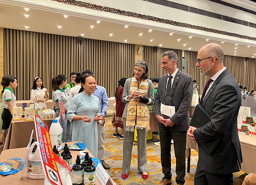 Các tổ chức kinh doanh tạo tác động xã hội tham gia triển lãm giới thiệu cho các đại biểu khách mời. 