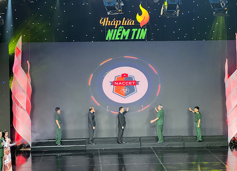 Các đại biểu bấm nút khai trương Trang thông tin điện tử của Trung tâm Hành động quốc gia khắc phục hậu quả chất độc hóa học và môi trường.