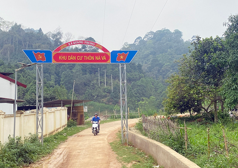 Nhờ sự tiên phong, gương mẫu của các đảng viên, đường vào thôn Nà Vả, xã Quang Phong (huyện Na Rì, Bắc Kạn) được bê-tông hóa.