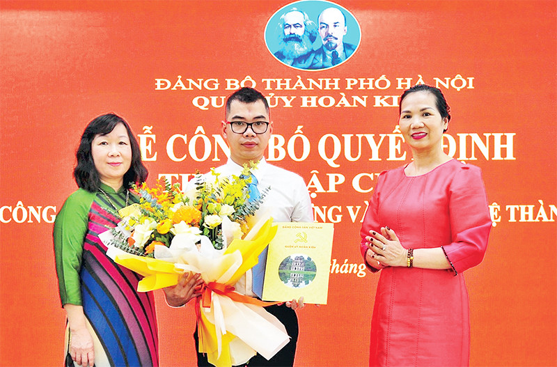 Lãnh đạo Đảng ủy Khối Doanh nghiệp quận Hoàn Kiếm trao quyết định thành lập chi bộ Công ty cổ phần Kiến trúc xây dựng và Công nghệ Thành Nam. (Ảnh HƯƠNG LY)