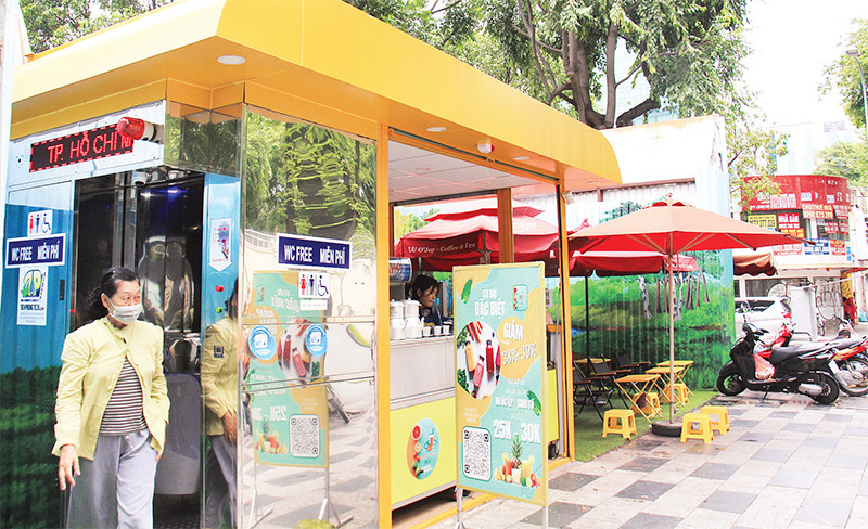 Nhà vệ sinh công cộng hiện đại, thân thiện tại khu đất số 8-12 Lê Duẩn, Quận 1. (Ảnh THẾ ANH)