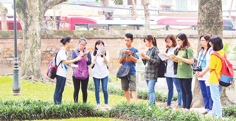 Các thành viên của HanoiKids chia sẻ kiến thức, kinh nghiệm tại Văn Miếu-Quốc Tử Giám để có thể thực hiện công việc dẫn tour tốt hơn.