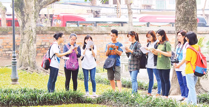 Các thành viên của HanoiKids chia sẻ kiến thức, kinh nghiệm tại Văn Miếu-Quốc Tử Giám để có thể thực hiện công việc dẫn tour tốt hơn.