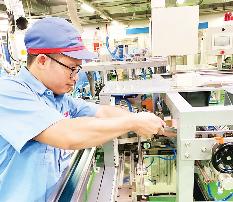 Anh Nguyễn Văn Tuấn (Công ty TNHH SWCC Showa Việt Nam) - gương mặt đại diện Liên đoàn Lao động thành phố Hà Nội nhận Giải thưởng Nguyễn Đức Cảnh lần thứ 4. 