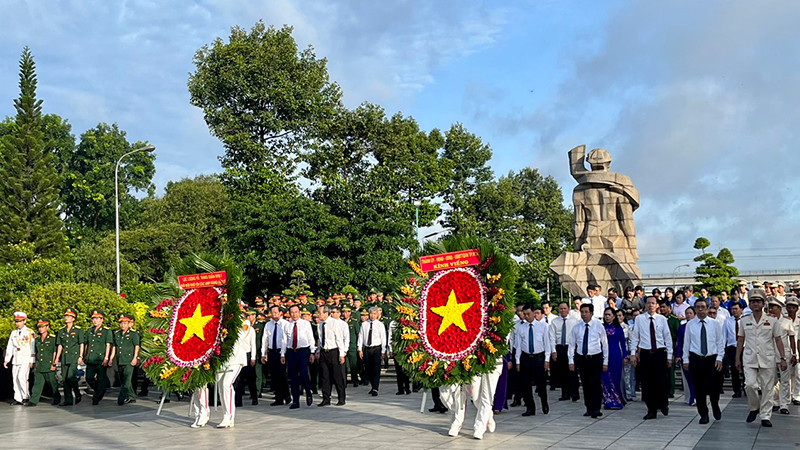 Đoàn đại biểu Thành phố Hồ Chí Minh dâng hương, dâng hoa tại Nghĩa trang liệt sĩ thành phố.