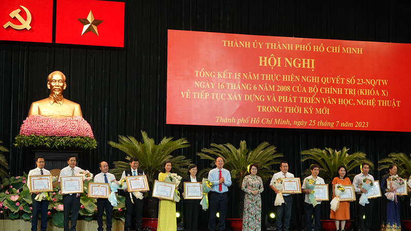 Tặng Bằng khen của Ban Thường vụ Thành ủy TP Hồ Chí Minh cho các cá nhân có thành tích xuất sắc trong thực hiện Nghị quyết số 23