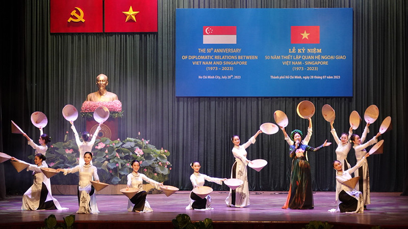 Một tiết mục nghệ thuật trong buổi lễ kỷ niệm.
