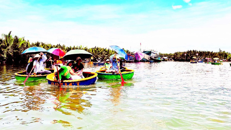 Du khách trải nghiệm tại điểm du lịch Rừng dừa Bảy Mẫu (xã Cẩm Thanh, Hội An).