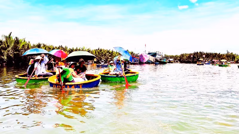 Du khách trải nghiệm tại điểm du lịch Rừng dừa Bảy Mẫu (xã Cẩm Thanh, Hội An).