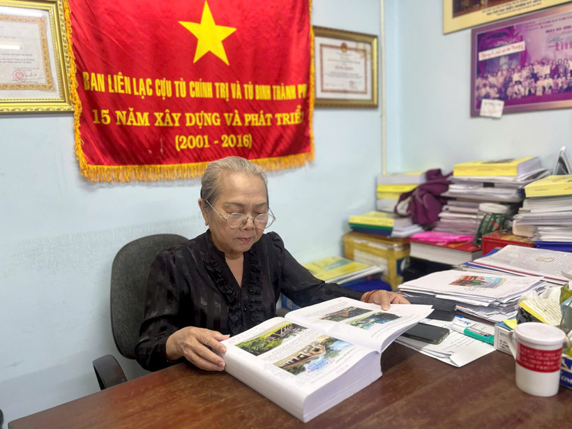 Bà Hoàng Thị Khánh, Trưởng ban Liên lạc toàn quốc chiến sĩ cách mạng Việt Nam từng bị địch bắt, tù đày. (Ảnh: MẠNH HẢO)