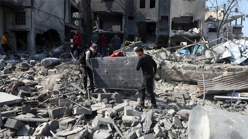Các tòa nhà bị phá hủy sau cuộc không kích của Israel tại Gaza ngày 18/3/2025. (Ảnh: THX/TTXVN)