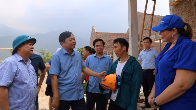 Lãnh đạo Bộ Nông nghiệp và Môi trường kiểm tra công tác khắc phục bão lũ tại Lào Cai. (Ảnh: TÂM THỜI)
