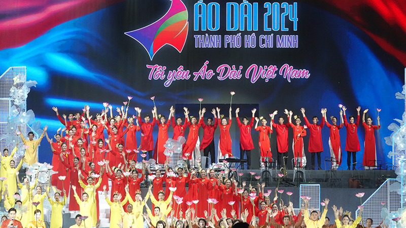 Chương trình khai mạc Lễ hội Áo dài Thành phố Hồ Chí Minh lần thứ 10 tạo ấn tượng cho công chúng.