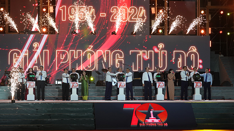 Các đại biểu thực hiện nghi thức khai mạc chương trình "Những ngày Hà Nội tại Thành phố Hồ Chí Minh".