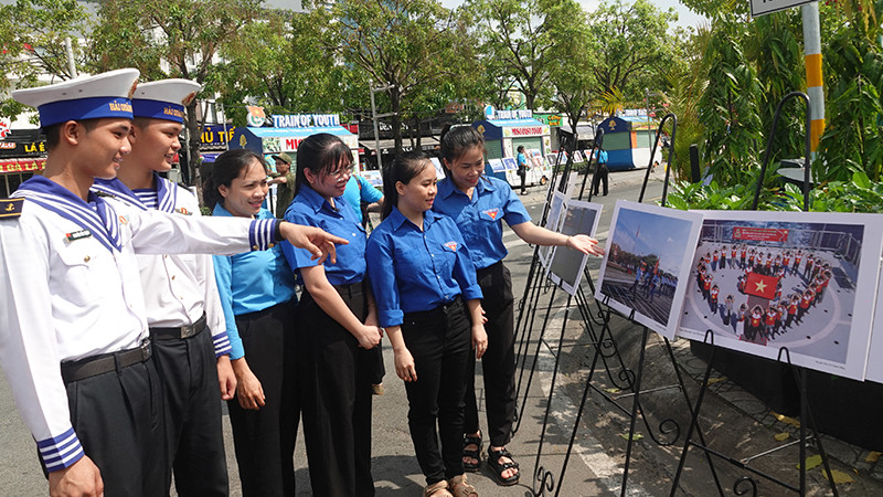 Các bạn trẻ tham quan triển lãm ảnh "Yêu lắm Trường Sa ơi!".
