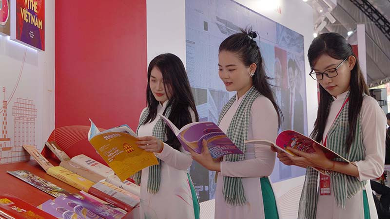 Độc giả tham quan tại gian hàng trưng bày của Báo Nhân Dân tại hội Báo toàn quốc năm 2024 diễn ra tại Thành phố Hồ Chí Minh. (Ảnh: THẾ ANH)