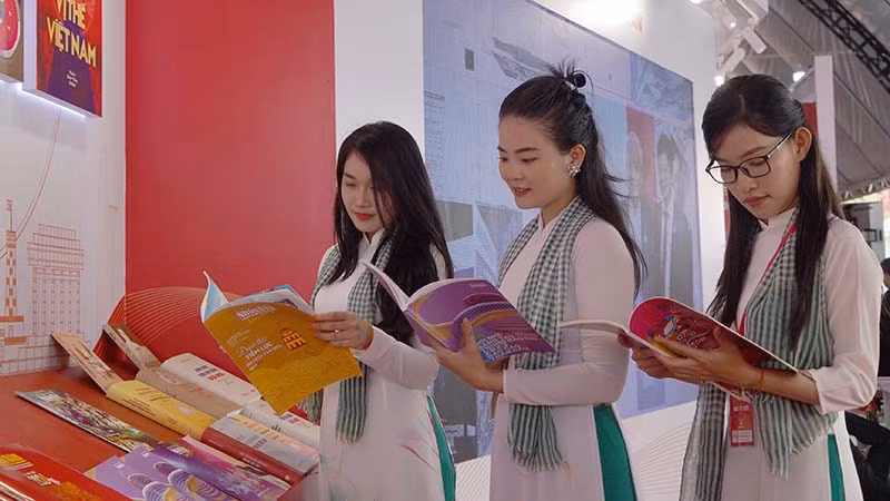 Độc giả tham quan tại gian hàng trưng bày của Báo Nhân Dân tại hội Báo toàn quốc năm 2024 diễn ra tại Thành phố Hồ Chí Minh. (Ảnh: THẾ ANH)