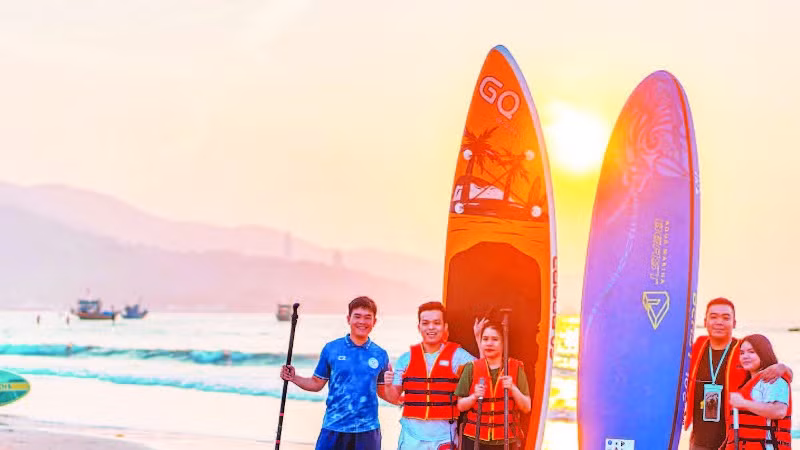 Các bạn trẻ đi SUP đón bình minh tại biển Mân Thái.