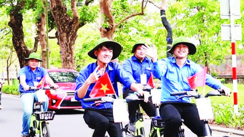 Đoàn viên tham gia hành trình đạp xe qua các cung đường gắn liền với thời niên thiếu của Chủ tịch Hồ Chí Minh. (Ảnh MINH NGUYÊN)