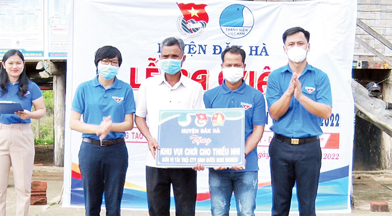 A Trung (thứ hai từ phải qua) tích cực trong phong trào thanh thiếu nhi của địa phương.