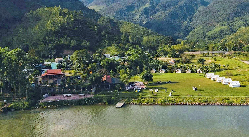 Khách du lịch cắm trại bên bờ sông Cu Đê ở xã Hòa Bắc.