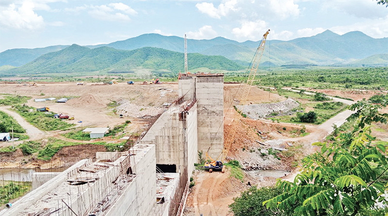 Dự án hồ chứa nước sông Than, huyện Ninh Sơn (Ninh Thuận) đang trơ trọi do các nhà thầu không bảo đảm tiến độ thi công.