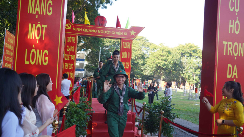 Điểm giao quân được tổ chức trong khuôn viên của Trường đại học Bách Khoa Thành phố Hồ Chí Minh.