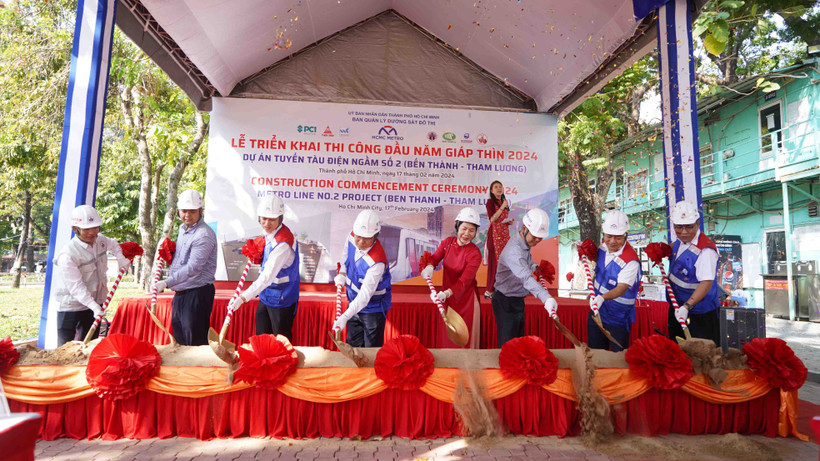 Lãnh đạo Ban Quản lý Đường sắt đô thị TP Hồ Chí Minh cùng các đơn vị thực hiện nghi thức phát động bước vào giai đoạn thi công đồng loạt tuyến Metro số 2.