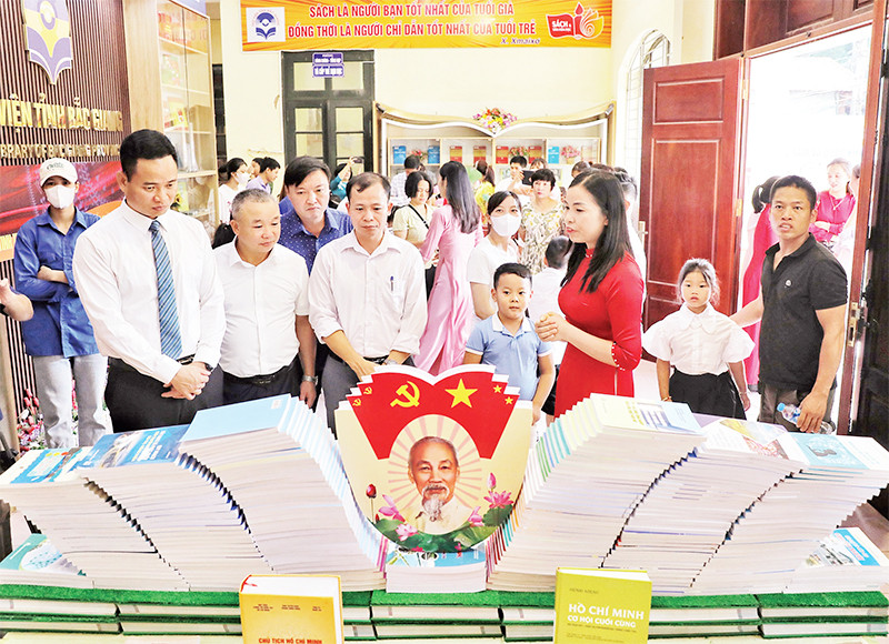 Độc giả tham quan mô hình trưng bày sách tại Thư viện tỉnh Bắc Giang.