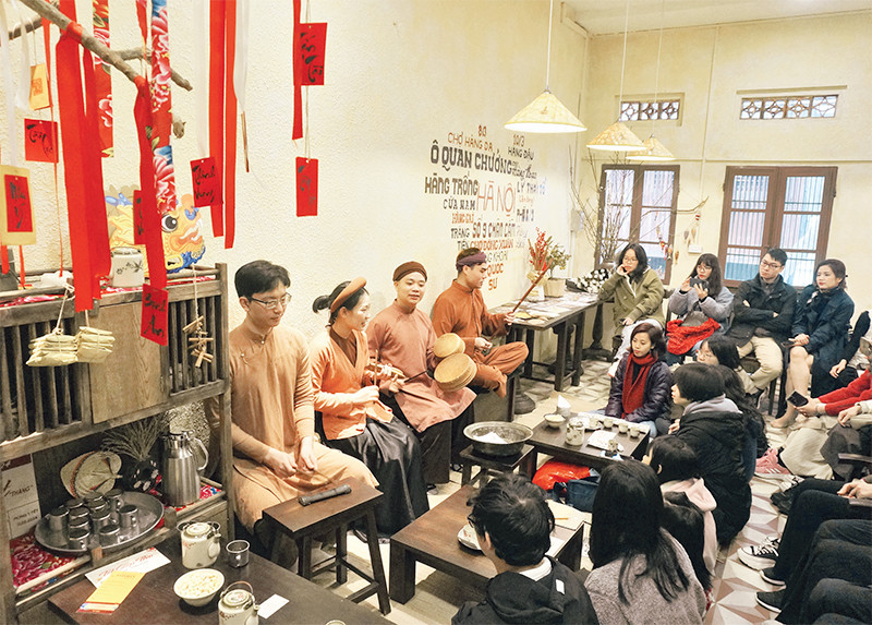 Khán giả tìm hiểu, thưởng thức hát xẩm qua sản phẩm trải nghiệm "Vẻ đẹp Đông Dương". 