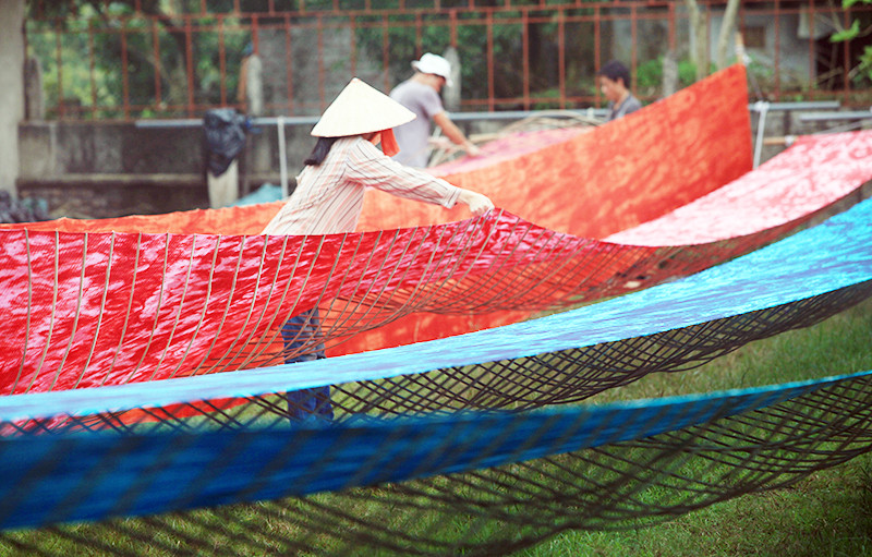 Người dân làng lụa Nha Xá (Hà Nam) miệt mài giữ nghề. (Ảnh LÊ BÍCH)