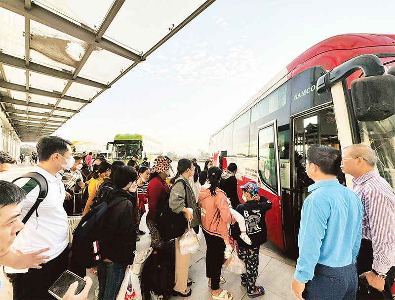 Người dân đón xe tại Bến xe Miền Đông mới.