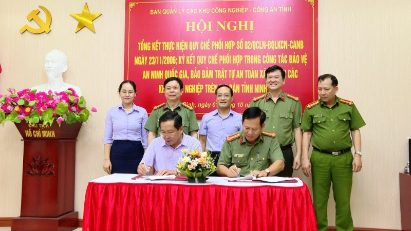 Công an tỉnh Ninh Bình và Ban Quản lý các khu công nghiệp tỉnh ký kết Quy chế phối hợp trong công tác bảo vệ an ninh quốc gia, bảo đảm trật tự an toàn xã hội tại các khu công nghiệp trên địa bàn.