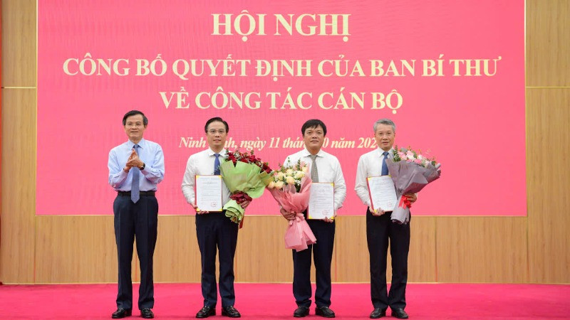 Đồng chí Đoàn Minh Huấn, Bí thư Tỉnh ủy Ninh Bình trao Quyết định và tặng hoa chúc mừng các đồng chí được chỉ định tham gia Ban Chấp hành Đảng bộ tỉnh Ninh Bình nhiệm kỳ 2020-2025. (Ảnh: TRƯỜNG GIANG)