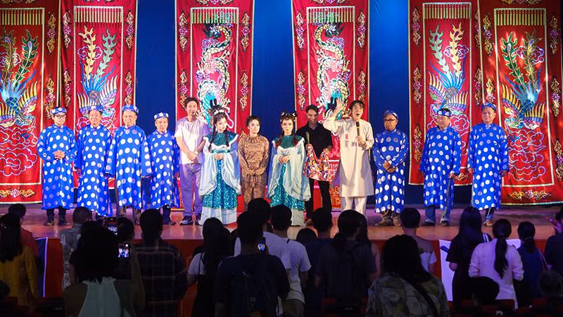 Khán giả trẻ và các nghệ sĩ, diễn giả có nhiều tương tác trong chương trình "Ca biện phấn hành".