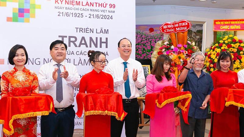 Các đại biểu thực hiện nghi thức cắt băng khai mạc triển lãm. (Ảnh: Thế Anh)